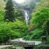 岡山市の人が滝のマイナスイオンを浴びながら気功をする