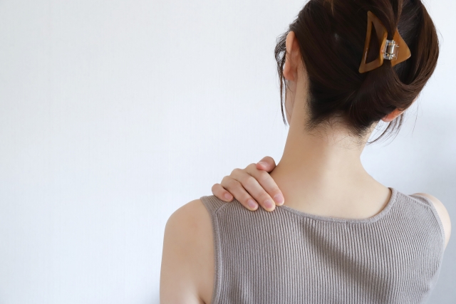 首の寝違えたような痛みを改善する治し方